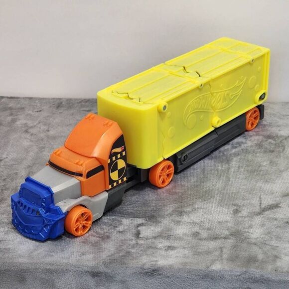 Hot Wheels Crashin' Rig Yellow 2011 Mattel W4657 - Picture 2 of 8